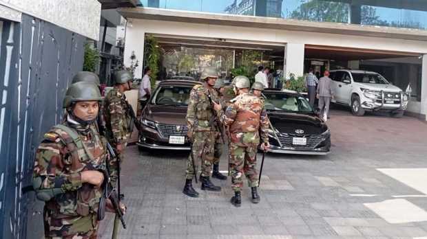 বিএসইসি ঘেরাও, বিশেষ নিরাপত্তায় কার্যালয় ছাড়লেন চেয়ারম্যান